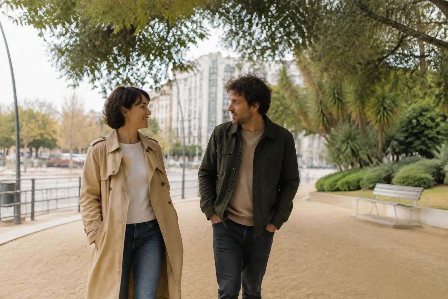 Una pareja conversa mientras camina por un parque urbano